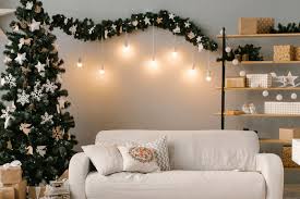 N'hésitez pas à poser vos questions et à montrer vos dessins dans les commentaires ! Comment Realiser De Jolies Flocons De Neige Avec Des Napperons En Papier Galerie Deco Fr Blog Deco Petit Bricolage Et Bons Plans Pour Votre Maison