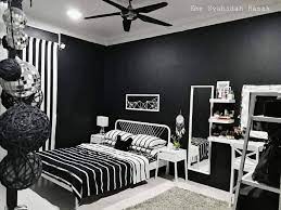 Pada hari ini kami hendak berikan kepada anda iaitu cara untuk hiasan dalaman bilik tidur yang kecil. Ilham Media Bilik Tidur Tema Hitam Putih Kredit Emy Facebook