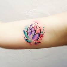 1001 Ideen Und Inspirationen Fur Ein Lotusblume Tattoo Lotusblume Tattoo Aquarell Blumen Tattoos Kleines Tattoo