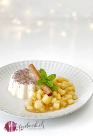 Zimt Panna Cotta Mit Bratapfelkompott Rezept In 2020 Gebratene Apfel Lebensmittel Essen Kompott