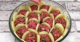 Des Boulettes De Viande Avec Des Pommes De Terre Et Une Sauce Bechamel Ce Classique Suedois Est Delicie Recettes De Cuisine Boulette De Viande Recette Gratin