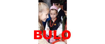 No, la niña que mira a la princesa Leonor en esta foto no lleva una chapa  de la bandera republicana: es un montaje