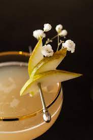 This Sparkling Pear Ginger Cocktail Is Such An Elegantly Refreshing Christmas Party Signature And A Perfect Ginger Cocktails Pear Ginger Cocktail Party Food