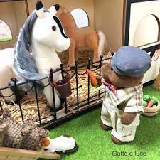 建物はフライングタイガーにあったファームハウスです 馬小屋が欲しかったのでちょうど良かったです 屋根に持ち手の紐が付いてて取ろうかと思ったんですが 紐穴を埋めるものが無いので付けたままにしてます 柵は去年のハロウィンの時期に