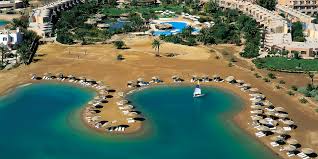 El gouna liegt direkt am roten meer und kann mit einem 10 kilometer langen strandabschnitt glänzen. El Gouna Das Venedig Agyptens Travelzoo
