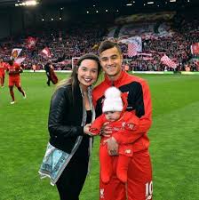 Vooral haar armen zijn versierd met tattoos. Philippe Coutinho And His Wife Aine With Their Daughter Lfc Liverpoolfc Ywna Philippe Coutinho Philipe Coutinho Philiphe Coutinho