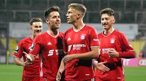 Sie hatten bier, fahnen und blaue rauchbomben dabei. Derby Fc Bayern Amateure Tsv 1860 Munchen Magentasport