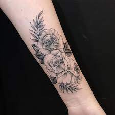 tatuagem feita por samantha sam de sao paulo flores em blackwork no braco tatuagem feminina braco rosas no braco tatuagem de rosa no braco