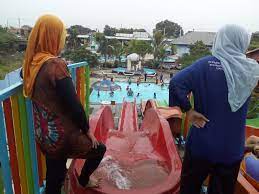 Bagi pengunjung dewasa tersedia juga kolam water slide. Berakhir Pekan Di Waterboom Tirta Jaya Haurgeulis Indramayu Jejak Langkah Si Prince