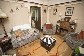 History Fanatic Transforms Home Into 1940s House Express Digest ✯ day 78 of vintage 365 ✯ vintage home decor is one of those siren song topics that calls to me routinely, especially when i'm.
