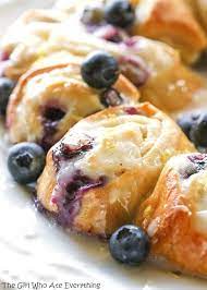 Blueberry Lemon Crescent Ring The Girl Who Ate Everything Recipe Blueberry Recipes Breakfast Brunch Recipes Pillsbury Crescent Roll Recipes