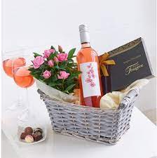 Find godiva chocolates, chocolate gift baskets, chocolate bouquet along with flowers delivered for all occasions including birthday, anniversary from giftsnideas.com. Luxury Red Wine Gift Basket Buy Online Or Call 023 8089 1085