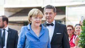 Her excellency, chancellor of the federal republic of germany, angela merkel addressing the high level welcome to the 73 world health assembly.it showed. Merkels Ruckzug Familie Opern Freundschaften So Konnte Sie Ihre Neue Freiheit Nutzen Politik