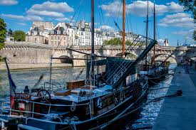 Louer Un Bateau Mouche Pour Naviguer Sur Le Succes Privateaser