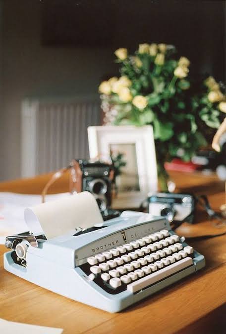 Resultado de imagem para como usar máquina sde escrever antigas na decoração"