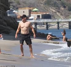 In italien hat der ronaldo mit der neun so seine ganz eigenen probleme, zudem hat don silvio eine exklusive sicht. Matt Damon Zeigt Seinen Beach Body Wie Die Schauspieler Packs Auf Dem Pda Mit Seiner Frau Luciana Barroso Aktuelle Boulevard Nachrichten Und Fotogalerien Zu Stars Sternchen