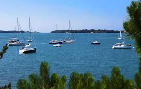 Le morbihan /mɔʁ.bi.(j)ɑ̃/ (en breton : Golf Morbihan Segelrouten