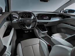 El plano de carga puede variar en dos niveles y la bandeja trasera se puede colocar debajo. Audi Q4 E Tron Concept Electric Drive Magazin