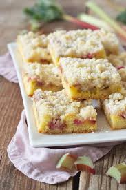 Rhabarber trocknen und mit 2 el speisestärke auf dem teig verteilen. Rhabarberkuchen Mit Streusel Rezept Sweets Lifestyle