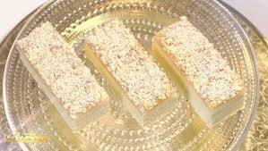 Das Grosse Backen Schwamm Schnitten Mit Yuzu Gel Und Mandel Crumble Rezept Das Grosse Backen Schwammkuchen Das Grosse Backen Rezepte