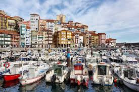 Le pays basque espagnol (hegoalde en basque pour « région du sud ») ou pays basque sud, désigne la partie sud du pays basque en territoire espagnol. Bermeo Est Un Petit Village De Peche Dans Le Pays Basque Espagne Image Stock Editorial Image Du Ville Pilier 131401834
