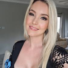 🩵Professional makeup look for the Harcourts Upper Highway photoshoot  today. I absolutely love this look. 🩵Makeup done by @makeupministry_sa  #estateagent #blonde #mau #propertygirl #tallandblonde #realestate  #upperhighway