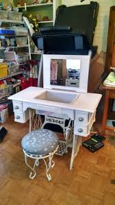 23 Dekoideen Wie Ihre Alte Nahmaschine Eine Wiederverwendung Findet Old Sewing Machine Table Sewing Table Repurpose Old Sewing Machines