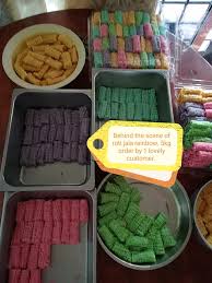Roti putih 5 keping 1cup tepung gandum 3/4cup gula pasir 1cup santan 2cup susu full cream 2biji telur 2 sudu. Resepi Roti Jala Warna Warni Resepi Merory Sedap Betul