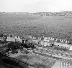 Cankurtaranda Tren 1950 Jack Birns Fotografi Life Arsivi Http Ift Tt 2nrj6y0 Behind The Sea Istanbul Byzantine Architecture
