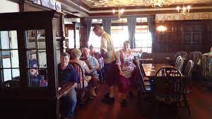 Wir halten jedes mal, wenn wir epcot besuchen, in der kneipe von rose & crown an, also haben wir uns dieses mal entschlossen, zu abend zu essen. Disneydining Epcot Servers At The Rose Crown Pub Dining Room Inside The United Kingdom Pavilion Are Easy Epcot Restaurants Rose Crown Disney Restaurants