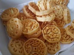 Kuih ros atau kuih goyang ini mempunya tekstur yang rangup dan rasa sedikit manis. Food Lifestyle Education Parenting Diy Cararesepi