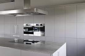 minimalistische kuche mit edelstahl arbeitsplatt matt grau white modern kitchen kitchen inspirations modern kitchen