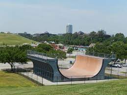 In 1973, evanston began allowing skiing on mount trashmore, installing a tow rope and snow making machines. The Giant Half Pipe Bild Von Mount Trashmore Park Virginia Beach Tripadvisor