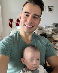 One or two? Brooks is already posing like a natural 💇🏼‍♂️🕺🏼 #daddy #son  #babyboy #brooksy #family