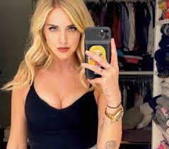 It influences minds of thousands of users while promoting a product or service to the masses. Chiara Ferragni Su Instagram Tra Passato E Presente La Foto Curiosa