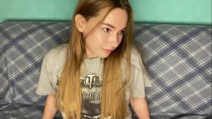 World of Tanks fan jerks off her wet pussy and cums quietly