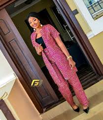 Merci Detre Passe Dans Ma Boutique Une Veste Et Pantalon Assorti Pour Un Look Elegant African Fashion African Fashion Dresses African Print Fashion Dresses
