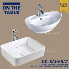 Namun, kalau ukuran kamar mandi bukan desain kamar mandi kecil dan lebih besar, kamu bisa menempatkan wastafel berukuran besar. Ready Stock Wastafel Meja Keramik Ud Sahabat Wastafel Wastafel Kamar Mandi Kamar Mandi Minimalis