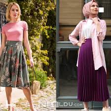 Üzerinde pembe desenleri olan bir etek ve düz yeşil bir bluz bir arada giyilmiş. Koyun Eti Aman Cogu Kalem Etegin Ustune Ne Giyilir Tesettur Yenikoskesraotel Com