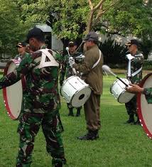 Berikut lirik dan chord lagu garuda pancasila. O Xrhsths S B Yudhoyono Sto Twitter Dg Lagu Garuda Pancasila Presiden Latihan Drum Band Di Halaman Kantor Presiden Sblm Gabung Dg Taruna Pd Rabu 25 6 Http T Co 2lnppekj0p