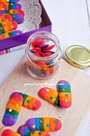 Kucing cenderung melakukan segala macam hal aneh, yang sebenarnya lucu sekaligus membingungkan. Biskut Pelangi Lidah Kucing Qasey Honey