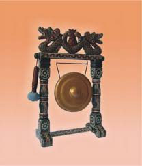 Kenong adalah alat musik yang fungsinya sebagai penentu dari batas gatra kempul adalah alat musik yang beristrumen keras dan alat musik ini sangat mirip dengan alat musik gendang. 15 Alat Musik Gamelan Jawa Lengkap Dengan Gambar Haipedia Com