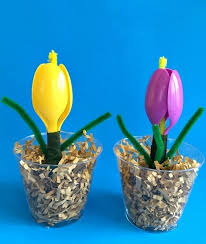 Blumen Basteln Plastikloffel Kinder Kroskusse Tulpen Pfeifenreiniger Plastikbecher Muttertags Bastelarbeiten Blumen Basteln Bastelprojekte Fur Den Fruhling