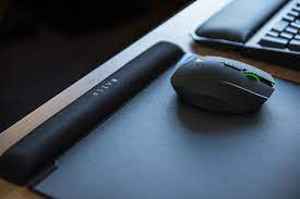 What we have here is a magnetic mouse pad that when combined with the included both are comfortable to use, though again in different ways. Razer Presents Vespula V2 Dual Surface Mouse Mat