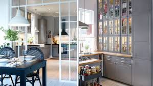 Cuisine semi ouverte sur salon et salle à manger avec bar de séparation, implantation en u, meuble cuisine bois finition verni, plan de travail gris une petite cuisine ouverte sur le salon ! Conseil De Cuisiniste Les Avantages Et Les Inconvenients De La Cuisine Semi Ouverte M6 Deco Fr