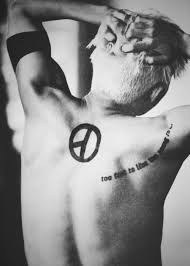 Although bigbang has been publicly considered fashionable, especially for gd, he is the one who has the highest sense of fashion among others. Pin By Chrissy On Gd G Dragon G Dragon Crooked Bigbang