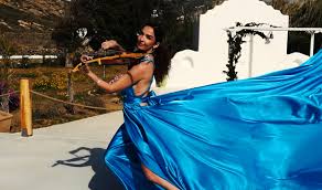 Eva Presley: Μάγεψε την Μύκονο με το ηλεκτρονικό της βιολί