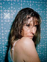 55-erių mama pozuoja dukrai seksualiose nuotraukose