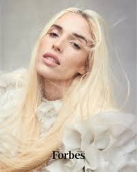 Elena Rose brilla en la portada de Forbes México como ícono del Poder Latino