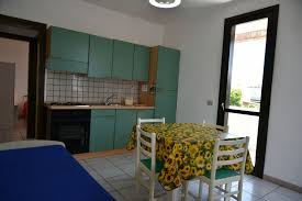 Molte delle case vacanze proposte a torre dell'orso sono dotate di zona pranzo all'aperto, o di climatizzatore e lavatrice, altre ancora sono particolarmente economiche.adatte a garantire un'entusiasmante vacanza in puglia. Appartamenti Da 2 A 6 Posti Letto A Torredell Orso Su Salento It